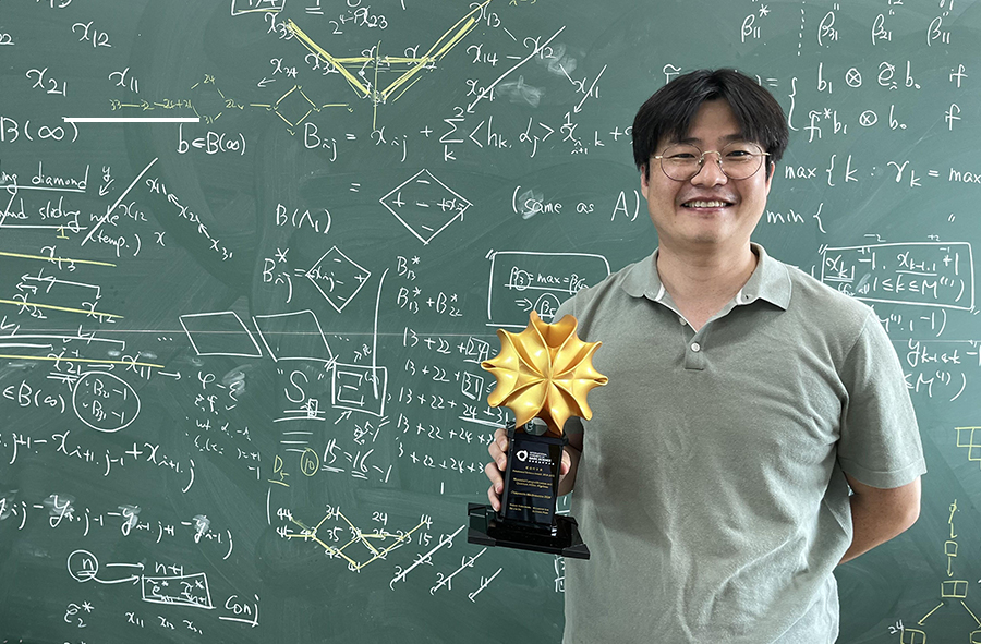 Prof Euiyong Park won ICBS Frontiers of Science Awards