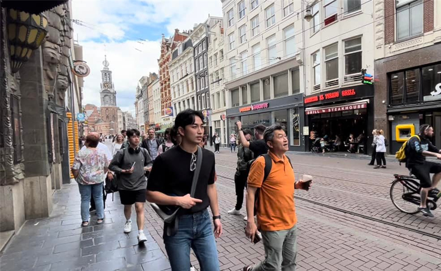 학생들이 암스테르담 시 구석구석을 누비며 도시 현장을 탐험하고 있다